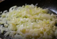 Svi griješite kad pržite luk: Dodajte 1 stvar u tavu i dobićete savršenu gustinu bez imalo brašna