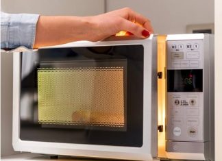 5 MJESTA U KUHINJI NA KOJA NIKADA NE BISTE TREBALI STAVLJATI MIKROVALNU PEĆNICU