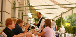 Šta znači kada gost pomaže konobaru da pokupi tanjire sa stola, prema psihologiji?