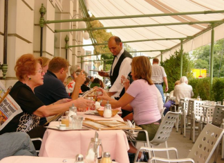 Šta znači kada gost pomaže konobaru da pokupi tanjire sa stola, prema psihologiji?