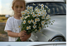 Prišla je svadbenim kolima mala djevojčica s buketom kamilica … Ali mlada slučajno primeti jednu ČUDNU DETALJU u njenoj kosi i nije mogla da veruje svojim očima…