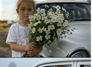 Prišla je svadbenim kolima mala djevojčica s buketom kamilica … Ali mlada slučajno primeti jednu ČUDNU DETALJU u njenoj kosi i nije mogla da veruje svojim očima…