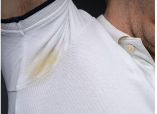 SMRAD KOJI SVI OSEĆAJU OKO VAS! Ispod pazduha vam neprijatno miriše na CRNI LUK? Rešava se odmah OVIM NAMIRNICAMA