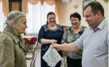 Ponizili su me pred gostima – moj odgovor ih je slomio -Jedna rečenica koja je svima oduzela osmijeh