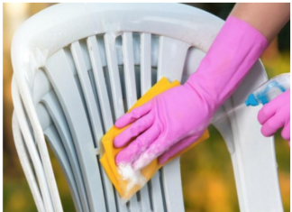 Kako najlakše očistiti bele plastične stolice? Trikovi uz koje će se blistati kao da su sada stigle iz fabrike
