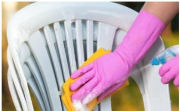 Kako najlakše očistiti bele plastične stolice? Trikovi uz koje će se blistati kao da su sada stigle iz fabrike