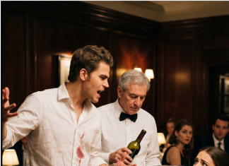 Sin ponizio konobara u restoranu pred devojkom