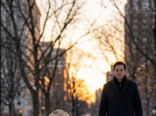 Usred snježne oluje pronašao sam malu djevojčicu samu na trgu