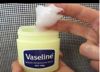NAMAZALA JE UHO VAZELINOM I SAČEKALA PAR MINUTA Kad vidite rezultat, iste minute ćete uraditi isto