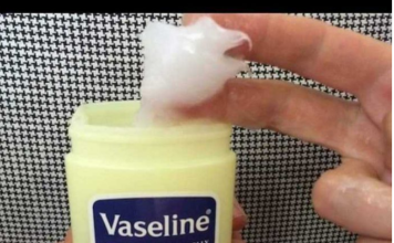 NAMAZALA JE UHO VAZELINOM I SAČEKALA PAR MINUTA Kad vidite rezultat, iste minute ćete uraditi isto