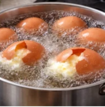 Evo zašto vam USKRŠNJA JAJA PUCAJU prilikom kuvanja: Greške koje svi prave i TRIKOVI kako da to izbegnete