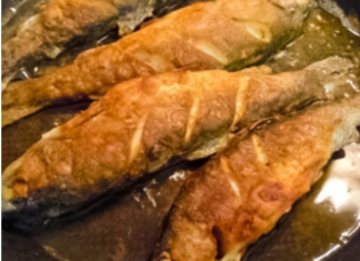 Kuhari ribu ne stavljaju u brašno, UVALJAJU JE U OVU NAMIRNICU: Ulje nikad ne prska, a ukus je bolji 10 puta