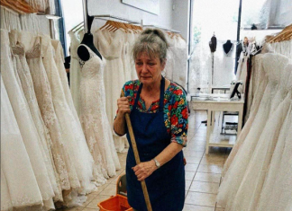 Nije znala da je čistačica njegova majka — ono što je uradio na vjenčanju sve je promijenilo