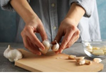 Ova greška sa belim lukom može izazvati ozbiljne probleme: Lekari upozoravaju da ovako ne sme da se jede