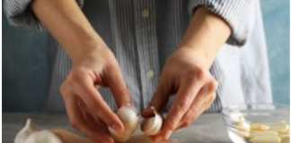 Ova greška sa belim lukom može izazvati ozbiljne probleme: Lekari upozoravaju da ovako ne sme da se jede