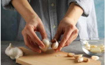 Ova greška sa belim lukom može izazvati ozbiljne probleme: Lekari upozoravaju da ovako ne sme da se jede