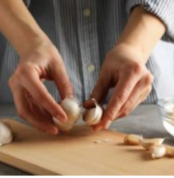 Ova greška sa belim lukom može izazvati ozbiljne probleme: Lekari upozoravaju da ovako ne sme da se jede