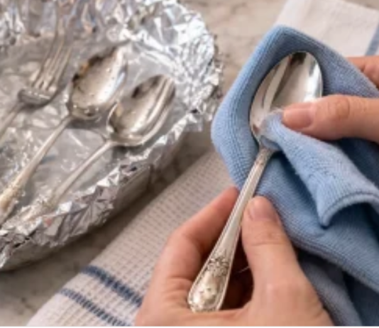 Trik s aluminijskom folijom od 5 minuta koji može učiniti da potamnjeli pribor za jelo ponovo zablista