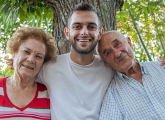 “Javno se odričemo našeg sina, on, zajedno sa snajkom, za nas više jednostavno ne postoji”: Roditelji se odrekli sina preko novina a njegova reakcija šokira