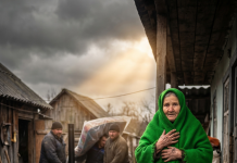 Starica je dala svoju ušteđevinu za sahranu komšiji da mu ne isključe struju: Selo joj se smejalo što će ‘umreti kao pas’, sve dok pred njenu straćaru nije stigao kamion sa novim nameštajem