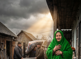 Starica je dala svoju ušteđevinu za sahranu komšiji da mu ne isključe struju: Selo joj se smejalo što će ‘umreti kao pas’, sve dok pred njenu straćaru nije stigao kamion sa novim nameštajem