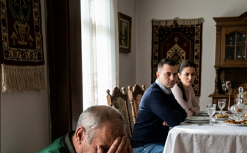Sin je terao starog oca da jede sam u ćošku iz drvene činije, a onda mu je njegovo dete priredilo lekciju od koje je zanemeo