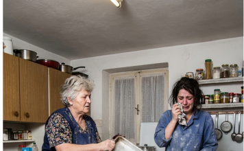 Svekrva i snaja se žestoko posvađale oko mešenja česnice, a onda su u ponoć zajedno plakale nad tepsijom