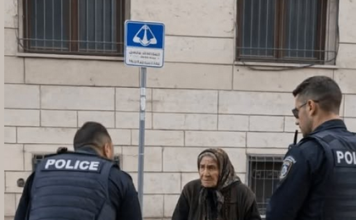 Policija je osetila sažaljenje prema jadnoj starici koja je nelegalno prodavala robu na ulici — ali kada se jedan od policajaca sagnuo da bolje pogleda povrće, žena je odmah uhapšena 😱😨