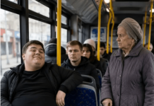 U autobusu bahati mladić ne samo da je odbio ustupiti mjesto starijoj ženi, već je demonstrativno stavio nogu na sjedište — ali ovakvu kaznu sigurno nije očekivao