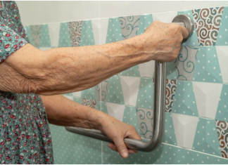 Koliko puta nedeljno treba tuširati nakon 65. godine: Dermatolog iznenadio odgovorom