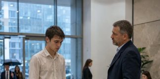 Odbili su ga na razgovoru za posao čim su vidjeli njegovu pohabanu košulju i iznošene cipele. Ali vlasnik tvrtke saznao je što je mladić učinio noć prije i zatražio da ga pozovu natrag… - featured image