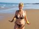 Moja snaha ismijavala me jer sam s 63 godine nosila bikini — zatim je pokazala moje fotografije cijeloj obitelji i nazvala me „sramotnom“. Nasmiješila sam se i rekla: „Možda si u pravu.“ Sljedećeg jutra jedna jedina poruka učinila ju je potpuno blijedom… 😳🔥 - featured image