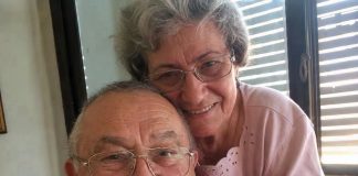 Bili smo u braku 56 godina kada je naša unuka objavila ovu fotografiju na Fejsbuku… Dva sata kasnije, žena koju niko od nas nije poznavao napisala je u komentaru: „Molim vas, nemojte brisati ovu fotografiju. Taj čovek je moj otac.“ - featured image