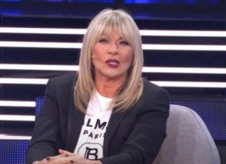 BRZ0 GA JE ZAB0RAVlLA: SUZANA J0VAN0VIĆ uhvaćena u ZAGRLJAJU 0V0G popularnog pjevača!!! - featured image