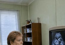 Žena u osmom mesecu trudnoće otišla je na ultrazvuk, ali čim je doktorka pogledala u monitor, preplašenim glasom je rekla: „Ne smete da se vratite kući. Ostavite muža.“ 😳 - featured image