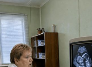 Žena u osmom mesecu trudnoće otišla je na ultrazvuk, ali čim je doktorka pogledala u monitor, preplašenim glasom je rekla: „Ne smete da se vratite kući. Ostavite muža.“ 😳 - featured image